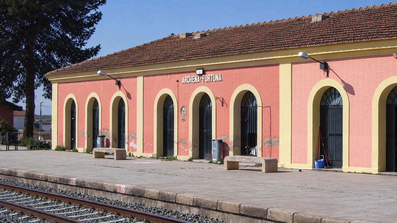Edificio de la estación Archena-Fortuna con su nombre sobre la fachada, en una imagen de archivo de 2007