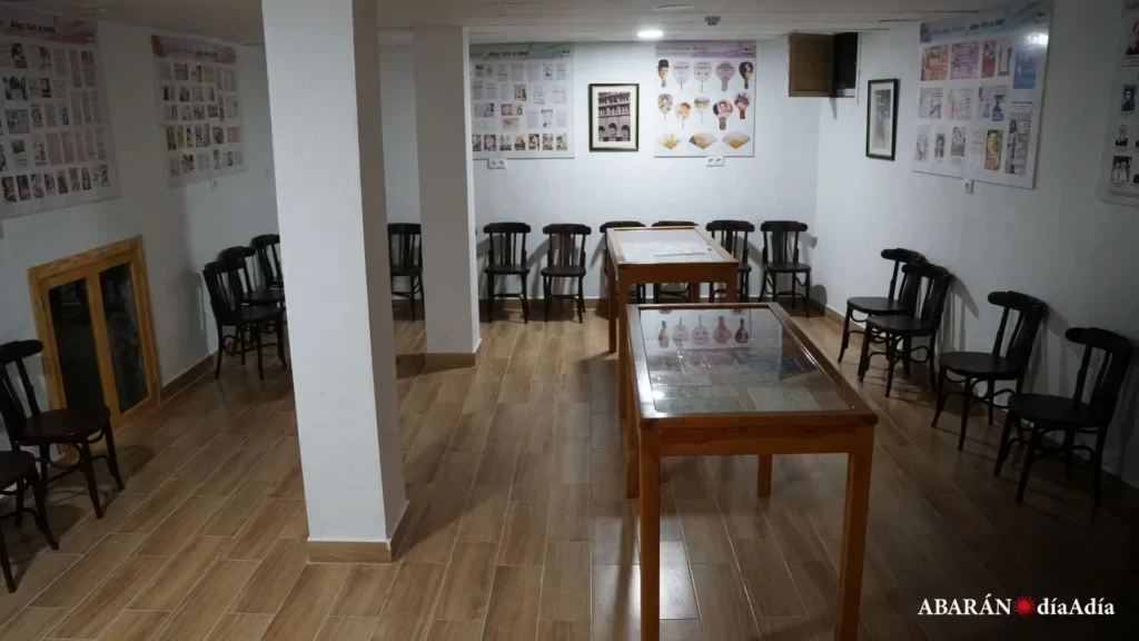 Asistentes a la inauguración de la nueva sala cultural en la antigua cantina del Teatro Ce