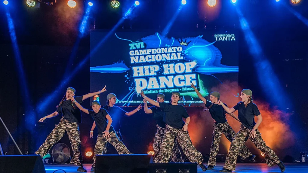 Grupo de bailarines durante una actuación de hip hop vinculada al campeonato de Molina de 
