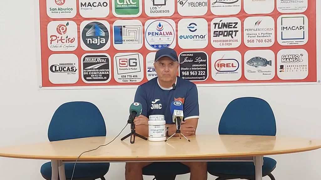 José Miguel Campos, entrenador del CD Cieza, durante una intervención pública antes del pa