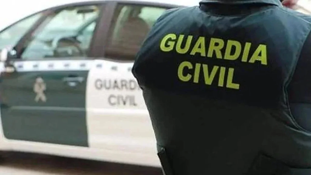 Agente de la Guardia Civil durante una actuación vinculada a una investigación de ciberest
