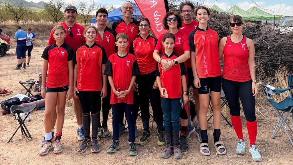 Participantes del CAX Orientació durante una prueba de orientación en la Sierra del Oro de