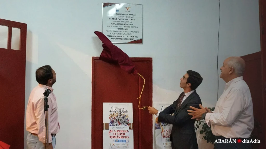 Tomás Rufo descubre la placa dedicada a Minucioso en la Plaza de Toros de La Era de Abarán