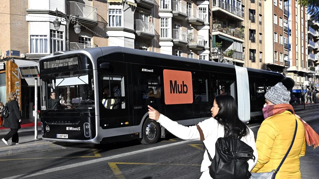 La alcaldesa de Murcia y el rector de la Universidad de Murcia junto a un tranvibús
