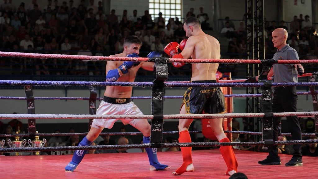 Combate de muay thai ante el público durante la Saenchai International Cup en el pabellón 