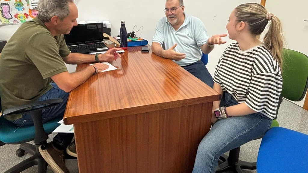 Visita institucional a un centro educativo de Alguazas durante el inicio del curso escolar
