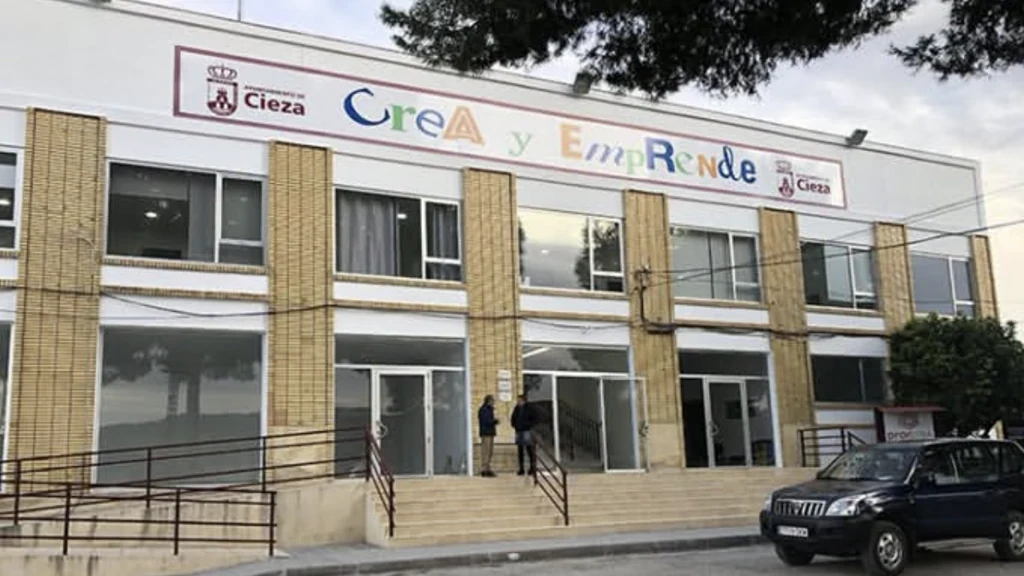 Zona verde junto a instalaciones industriales como representación del programa de empleo y