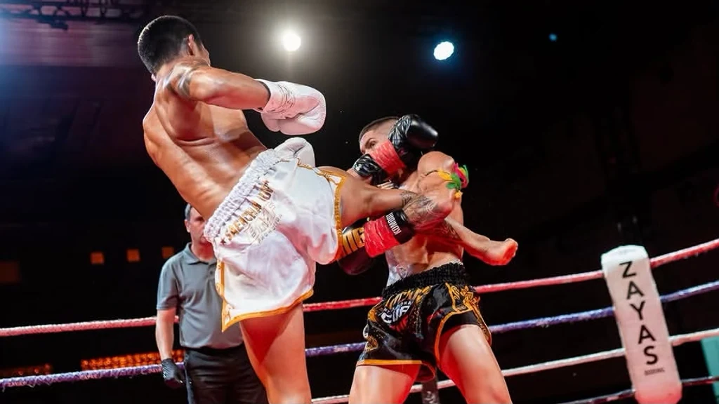 Acción de uno de los combates de muay thai de la Saenchai International Cup celebrada en A