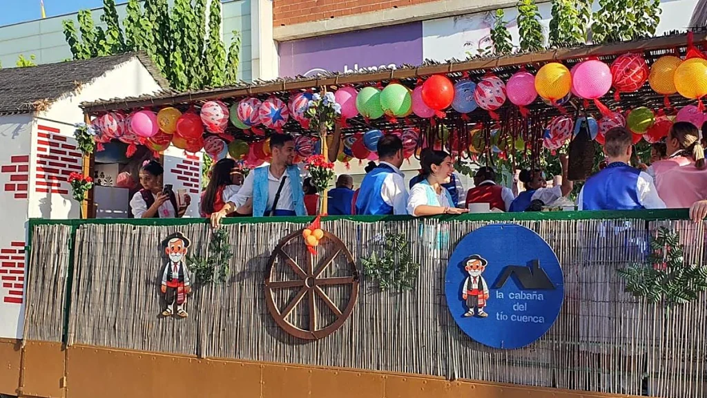 Carrozas participantes en un desfile de fiestas de Molina de Segura