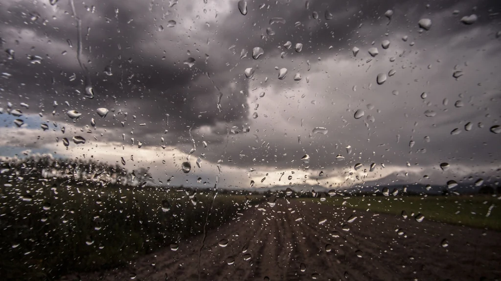 Lluvia intensa sobre una calle durante un episodio meteorológico en la Región de Murcia
