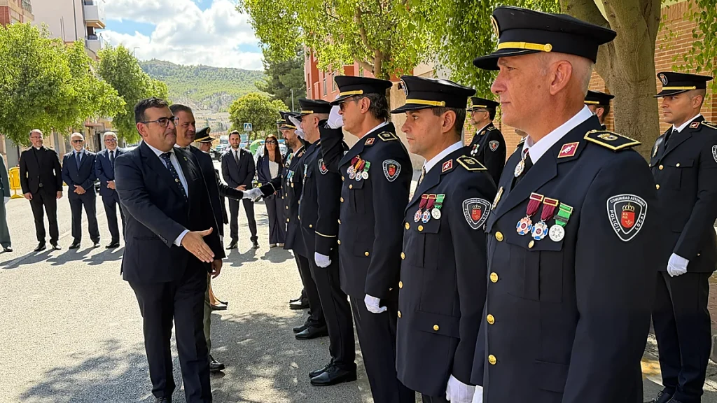 Tomás Rubio y Marcos Ortuño saludan a agentes de la Policía Local durante el acto anual ce