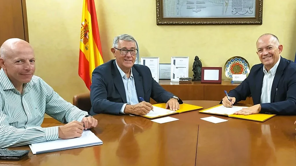 Mario Urrea, presidente de la CHS, y Jesús Gómez, alcalde de Abarán, durante la firma del 