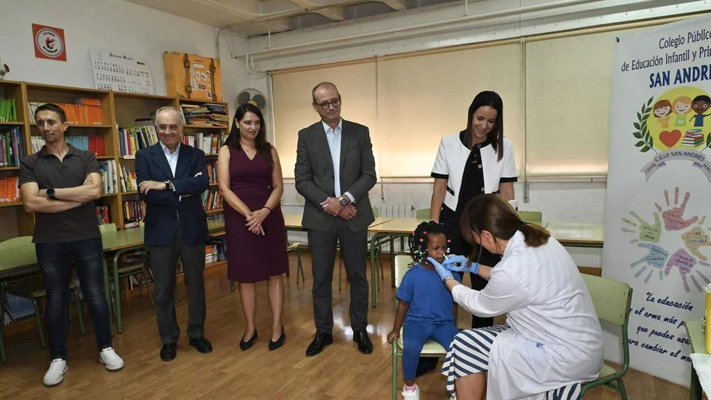 Isabel Ayala y Víctor Marín durante la visita al CEIP San Andrés por el inicio de la vacun