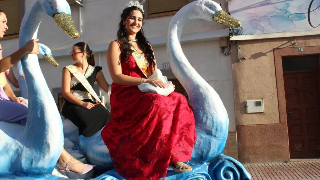 Carrozas decoradas durante un desfile festivo en las calles de Abarán