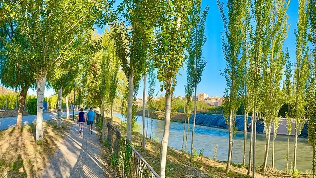 Paseo Ribereño de Cieza junto al río Segura al inicio del otoño
