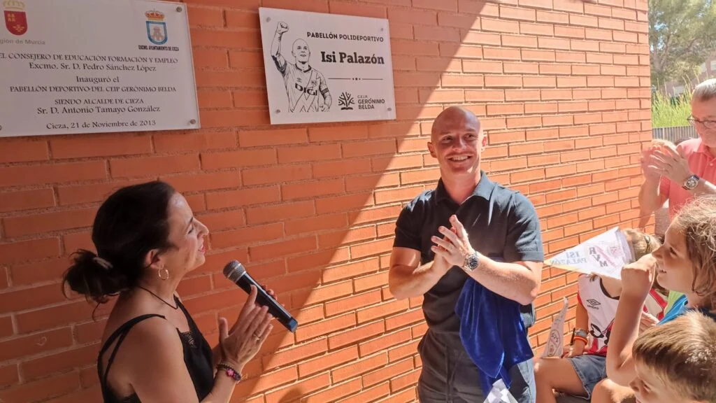 Isi Palazón durante el acto de descubrimiento de la placa con su nombre en el pabellón del