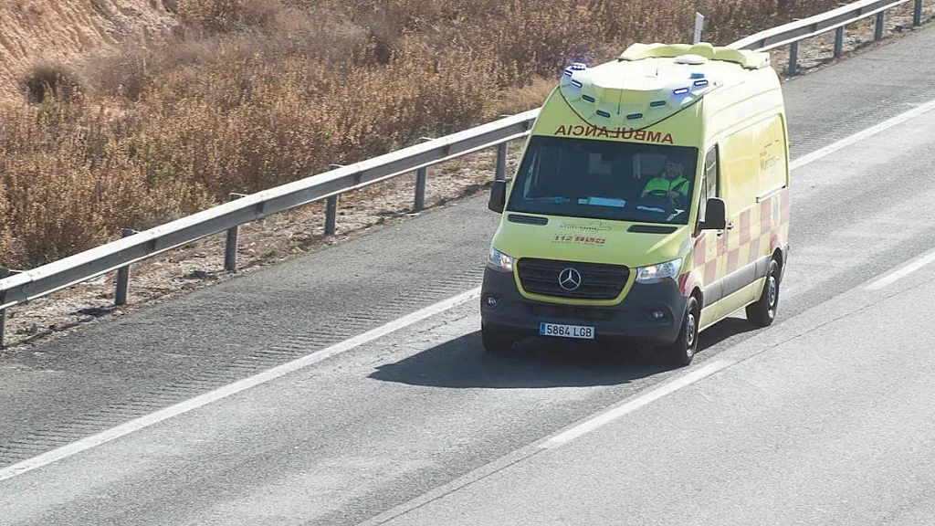 Ambulancia de emergencias en una intervención sanitaria relacionada con un accidente de tr