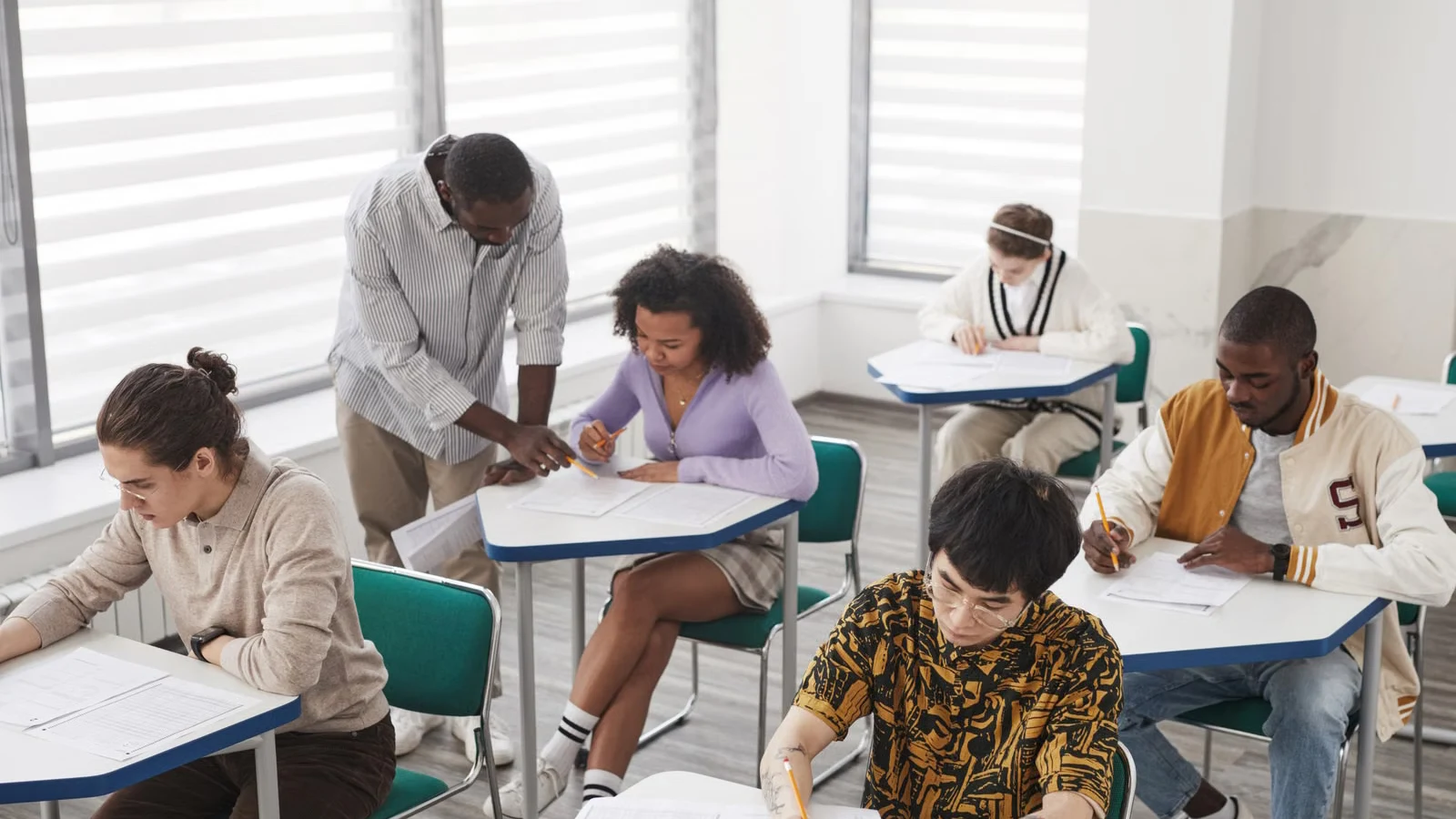 Alumnado adulto durante una prueba en el aula.