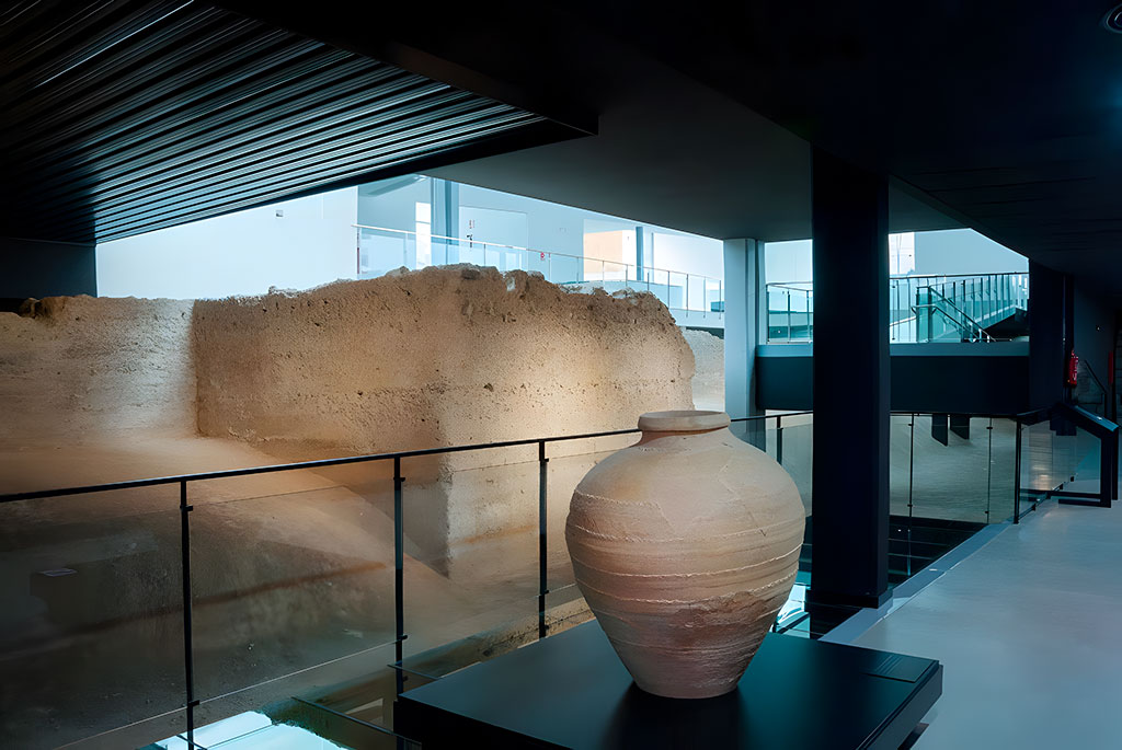Restos de la muralla y una vasija en el interior del MUDEM de Molina de Segura