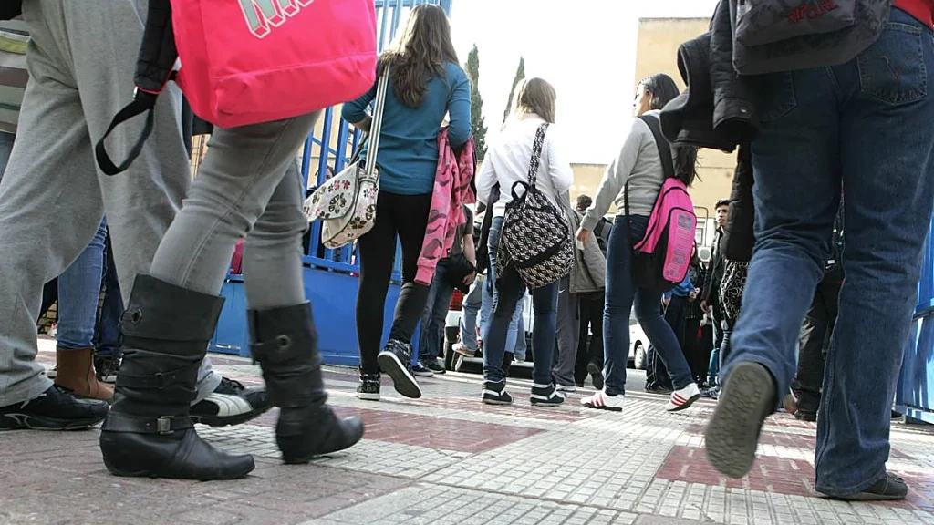 Alumnos a la salida del IES Floridablanca, en Murcia. Antonio Gil / AGM