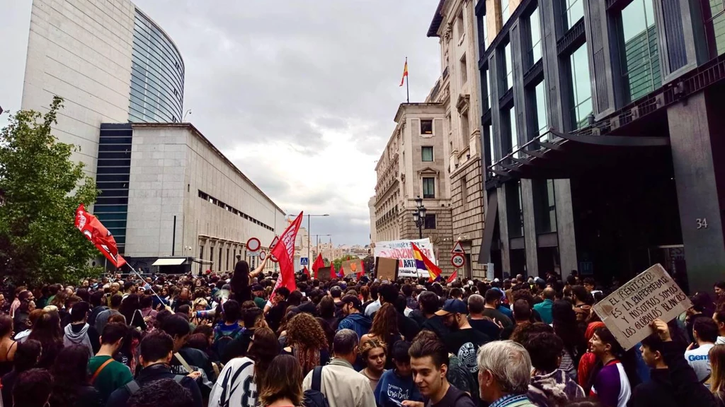 Más de un millar de personas frente al Congreso durante la votación de los decretos de viv