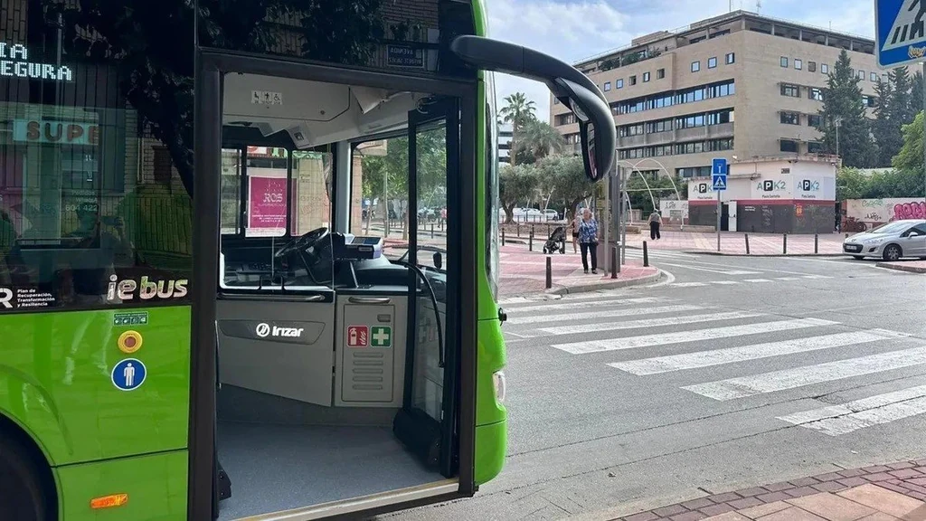 Autobús interurbano de viajeros en servicio