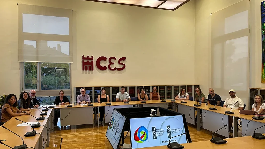 Reunión de los representantes sindicales y de la patronal para la negociación del convenio