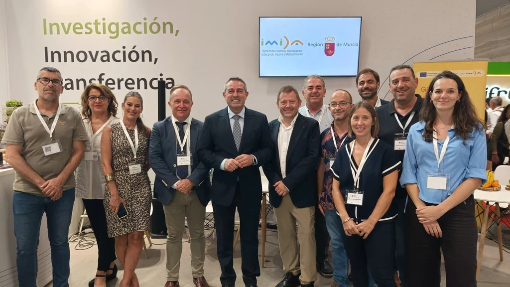 El consejero de Agua, Agricultura, Ganadería y Pesca, Joaquín Buendía, durante su visita a