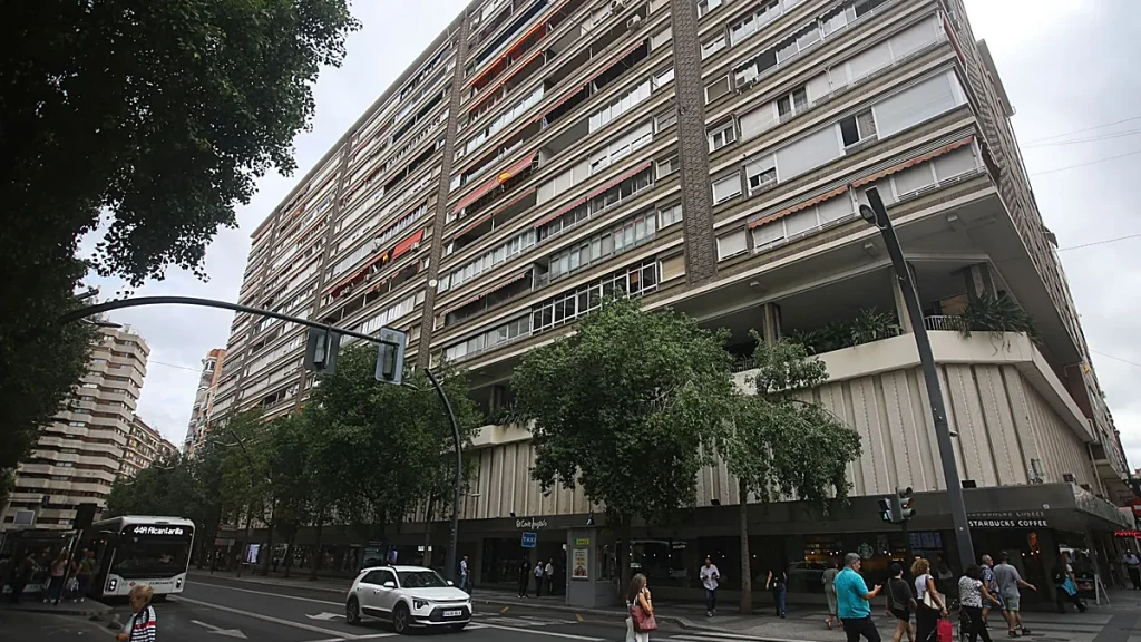 Uno de los edificios de Murcia, en Gran Vía, donde varias viviendas han tenido contratos d