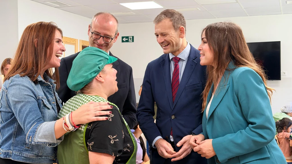 Responsables municipales y regionales conversan con una trabajadora del nuevo comedor del CEIP Ramón Gaya de Puente Tocinos
