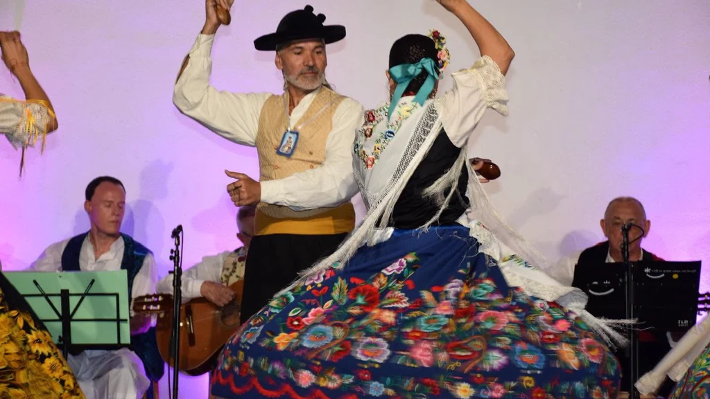 Pareja de baile con trajes tradicionales en el escenario del Festival de Folklore Entre Dos Ríos de Alguazas