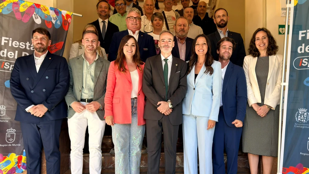 Autoridades y representantes deportivos en la presentación de la Fiesta del Deporte iSportFest en Murcia