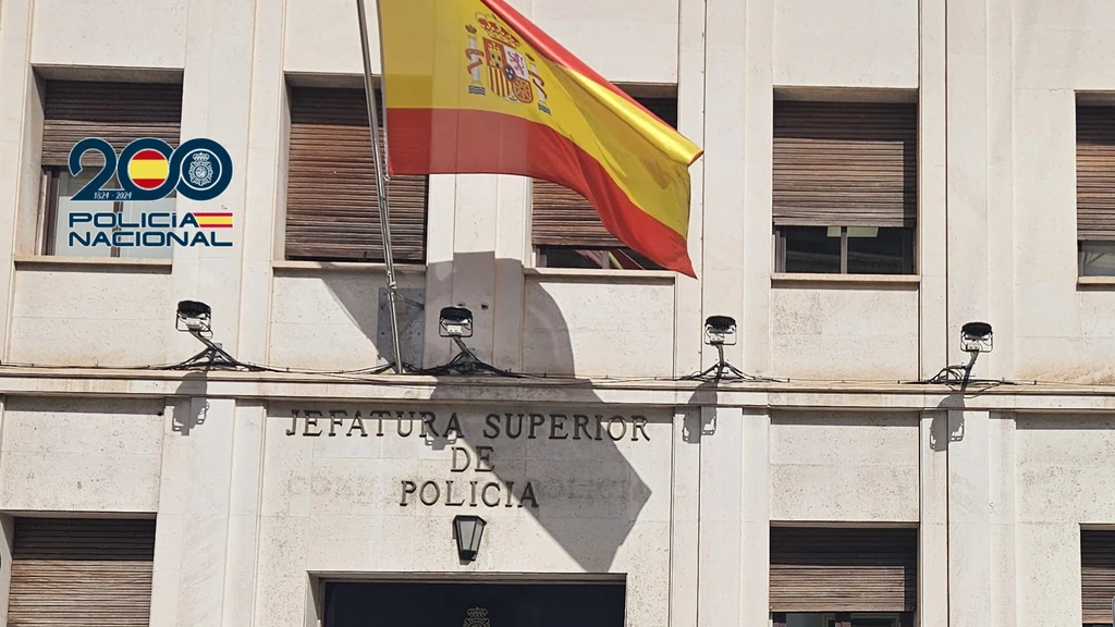 Fachada de la Jefatura Superior de Policía de Murcia con un coche patrulla de la Policía Nacional