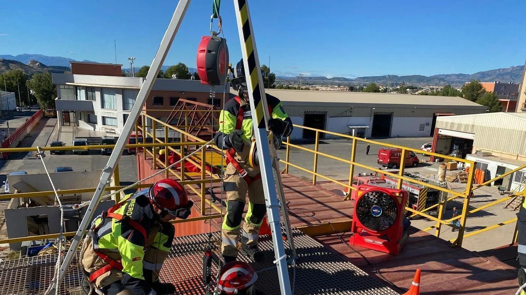 Bomberos del Consorcio de Extinción de Incendios de la Región de Murcia durante una práctica de rescate