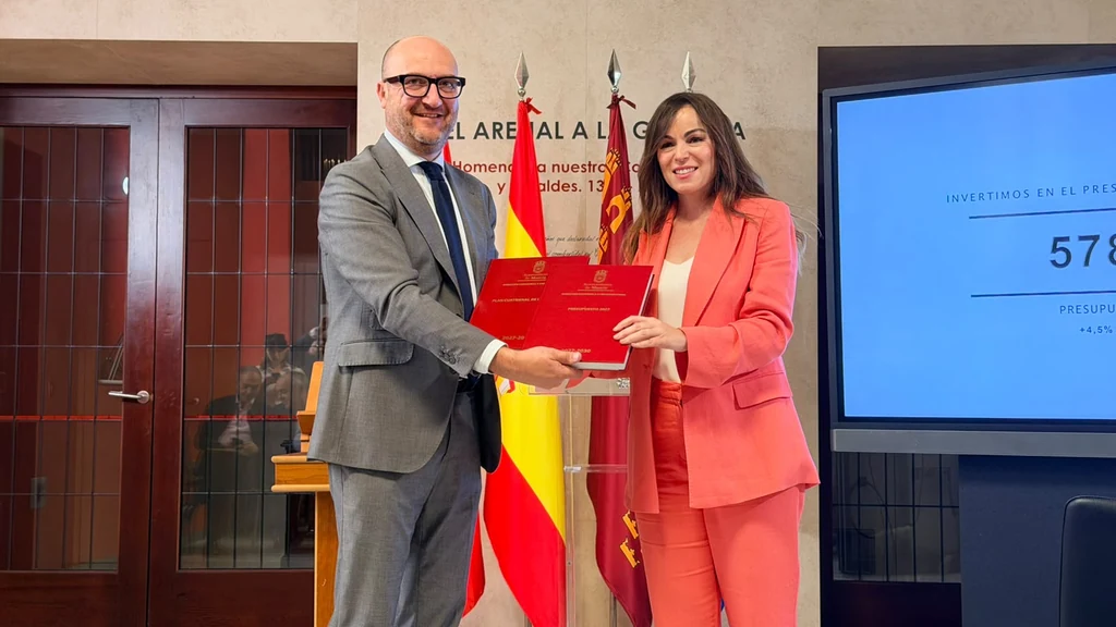 La alcaldesa de Murcia con los documentos del Presupuesto 2027 y del Plan Cuatrienal de Inversiones