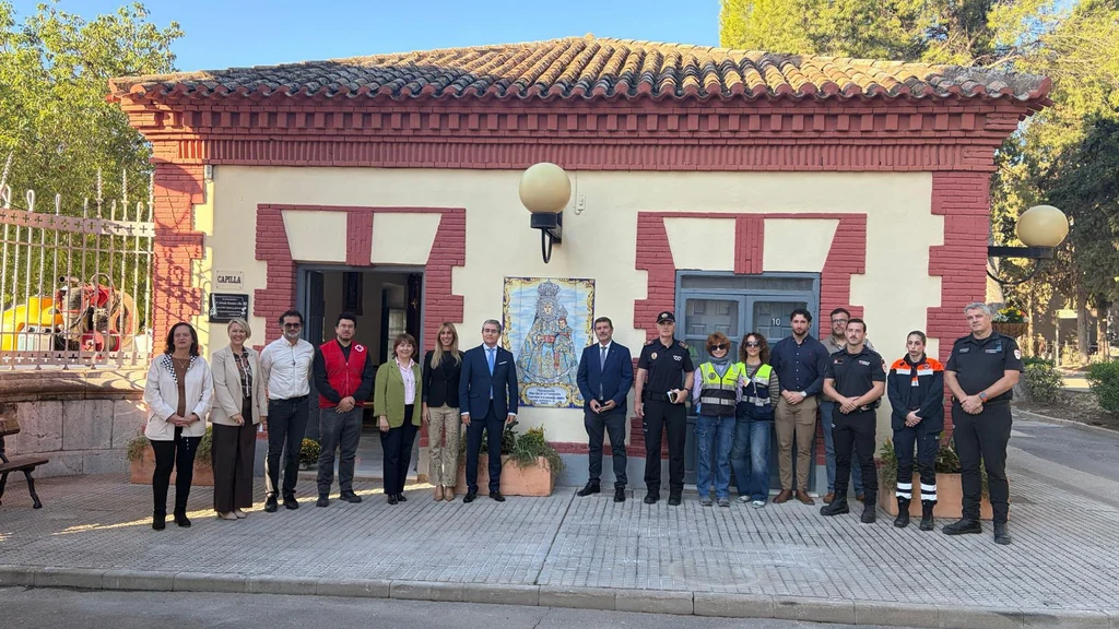 Concejales, agentes de Policía Local y voluntarios de Protección Civil ante la capilla del cementerio de Nuestro Padre Jesús