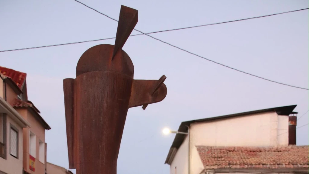 Escultura 'Palas Atenea' de Mikel Navarro, de acero corten, en una calle de Ceutí