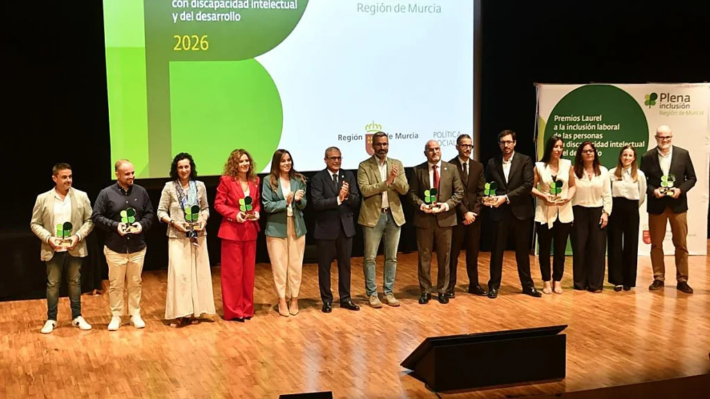 Premiados y autoridades con los trofeos de los Premios Laurel 2026 de Plena inclusión Región de Murcia