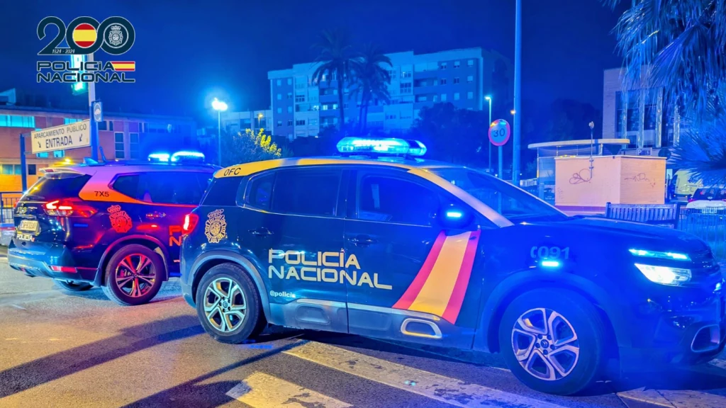 Patrullas de la Policía Nacional con las luces encendidas durante un servicio nocturno