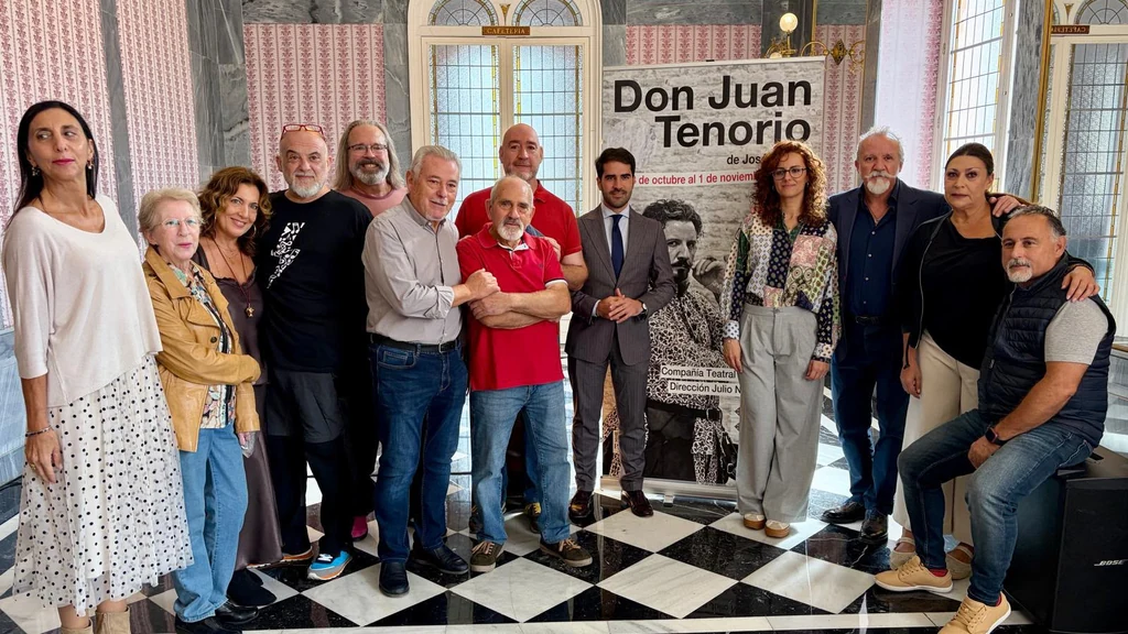 Integrantes de la compañía Cecilio Pineda junto al cartel de Don Juan Tenorio en el Teatro Romea