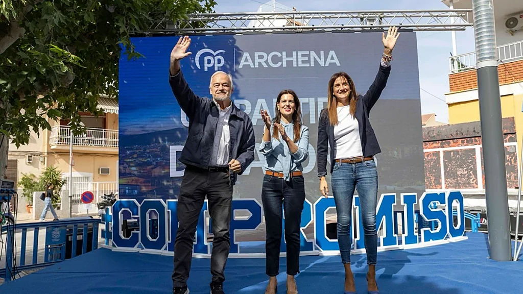 Esteban González Pons y dirigentes del PP saludan desde el escenario del acto de Archena