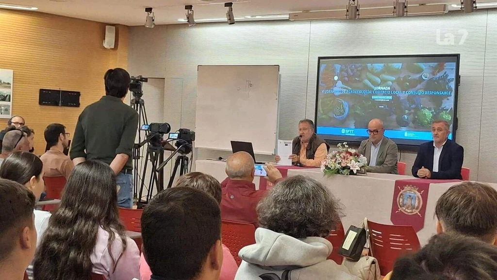 Ponentes de las VI Jornadas de Agroecología en Lorca ante el público