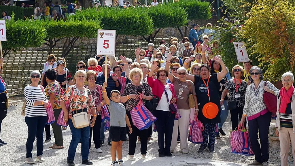 Asistentes al Encuentro Regional de Amas de Casa saludan en un paseo de Abarán