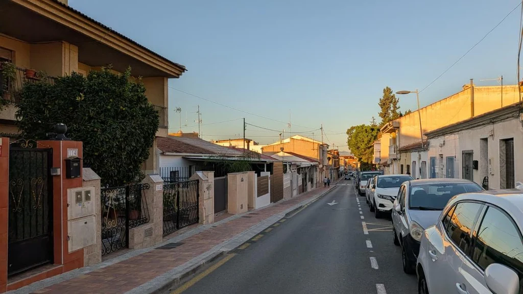 Calle del barrio San Miguel de Molina de Segura con viviendas bajas y coches aparcados
