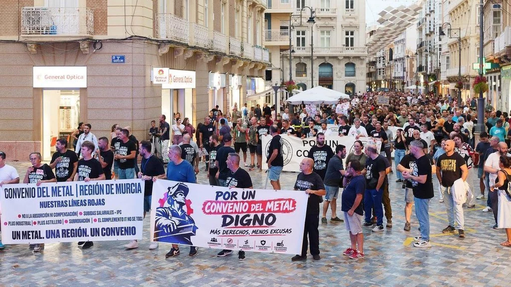 Trabajadores del metal se manifiestan en Cartagena tras pancartas que reclaman un convenio digno