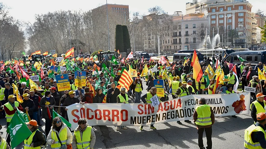 Agricultores y regantes se manifiestan en Madrid tras pancartas con el lema 'Socorro, sin agua mueren regadíos'