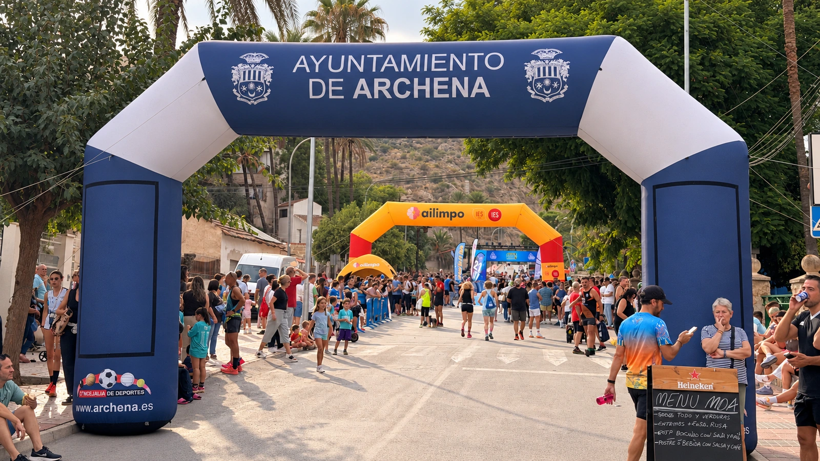 Público y participantes en el acceso al entorno del Polideportivo Municipal durante la jornada deportiva de Archena.